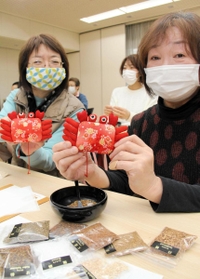 香原料を調合してカニ形の匂い袋を製作した参加者＝香美町、香住区中央公民館