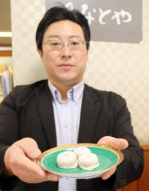 志賀直哉ゆかりの菓子店で創業当時から作られる和菓子「湯のしずく」＝豊岡市城崎町湯島