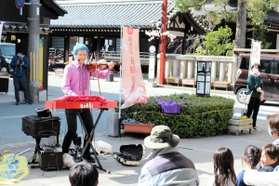 城崎温泉街で公演するアーティスト＝豊岡市城崎町湯島