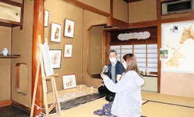 料亭だった建物を改装した「とゞ兵」。リニューアル後の内覧会としてアートイベントなどが開かれた＝豊岡市中央町