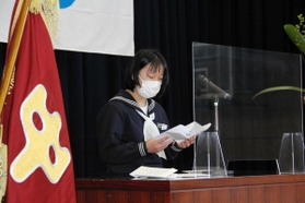 香住第二中の閉校式で学校生活の思い出を語る釜本沙耶さん＝香住第二中
