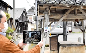 スマートフォンやタブレットを各スポットのＱＲコードにかざすと説明動画が流れる＝豊岡市竹野町竹野