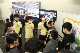 コウノトリの保護や環境保全について話し合う児童たち＝豊岡市役所