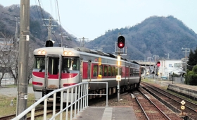 鳥取方面から浜坂駅に進入する特急はまかぜ＝１６日午前６時半ごろ、ＪＲ浜坂駅