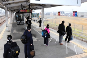 京都府福知山市などに通勤、通学する人がホームで普通電車を待つ＝１５日午前７時半ごろ、ＪＲ和田山駅
