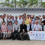 主演映画「太秦ライムライト」が京都で公開された初日、香美町から駆け付けた住民らと写真に収まる福本清三さん（前列中央）＝京都市右京区太秦東蜂岡町、東映太秦映画村（香美町提供）