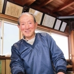江戸末期から続く宮下畳店の５代目。「清ちゃんから遊びで教わったことが畳作りにも生きている。」と話す宮下武男さん＝香美町香住区