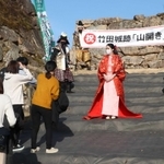 姫や甲冑姿に扮した市職員らから歓迎を受けた来城者＝竹田城跡