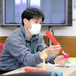 手作りの義足について説明する松本令以獣医師＝県立コウノトリの郷公園