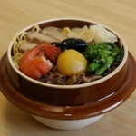 陶器の器に但馬牛や栗などを盛り付けた「こだわり釜めし」＝朝来市和田山町東谷