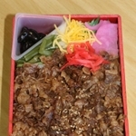 甘辛いたれに漬け込んだ「但馬の里和牛弁当」＝朝来市和田山町東谷