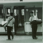 駅のホームで乗客に駅弁を売る売り子＝昭和３０年代、旧国鉄姫路駅（まねき食品提供）