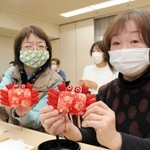 香原料を調合してカニ形の匂い袋を製作した参加者＝香美町、香住区中央公民館