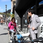 電動バイクツアーを手掛ける大林大悟さん（右）＝豊岡市城崎町湯島