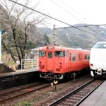 特急「きのさき」の通過待ちをする豊岡行きの普通列車（左）＝ＪＲ玄武洞駅