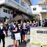 最後の「さようなら」を終え、校門を出ていく児童たち＝奈佐小学校