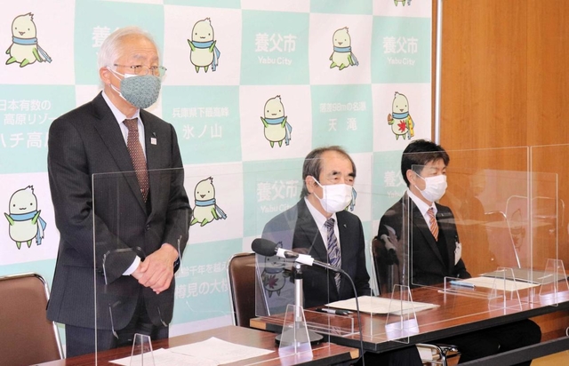 本庁舎でのクラスター発生を受けて会見する養父市の広瀬栄市長ら（左）＝養父市役所
