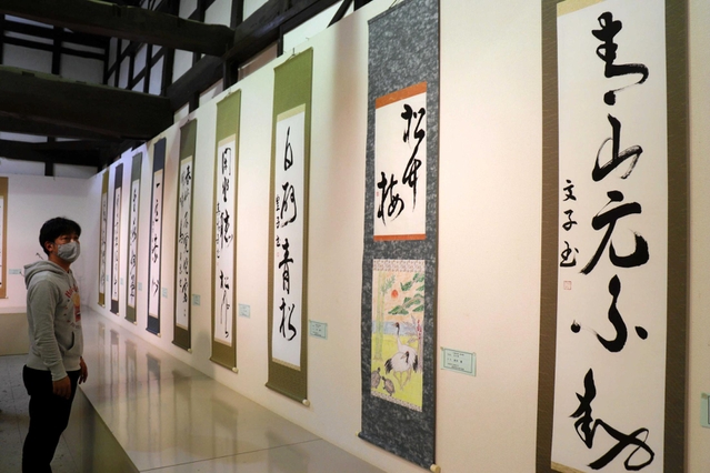 高齢者大学で書を学ぶ生徒たちによる作品展＝浜坂先人記念館「以命亭」