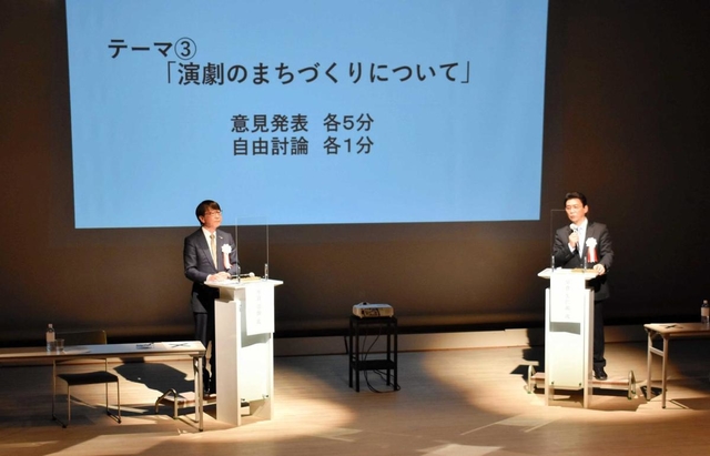 公開討論会で登壇した中貝宗治氏（左）と関貫久仁郎氏＝豊岡市民プラザ
