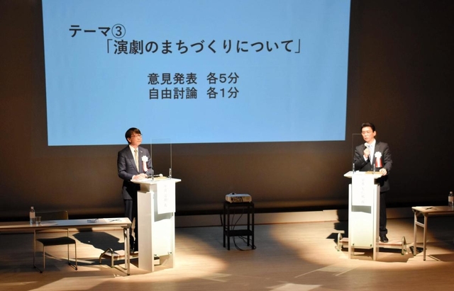 公開討論会で登壇した中貝宗治氏（左）と関貫久仁郎氏＝豊岡市民プラザ