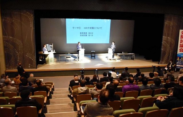 公開討論会で意見を戦わせる関貫久仁郎氏（右）と中貝宗治氏＝豊岡市大手町、豊岡市民プラザ