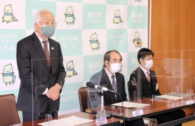 本庁舎でのクラスター発生を受けて会見する養父市の広瀬栄市長ら（左）＝養父市役所