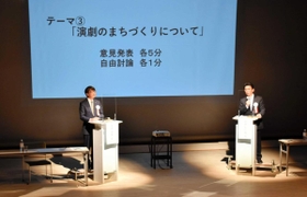 公開討論会で登壇した中貝宗治氏（左）と関貫久仁郎氏＝豊岡市民プラザ
