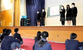 班に分かれて兵庫の課題や将来像について発表する三田祥雲館高の生徒たち＝ハチ高原