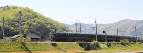 新緑が美しい里山の中を疾走する豪華寝台列車「トワイライトエクスプレス瑞風」＝養父市八鹿町宿南