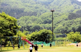 子どもたちが遊ぶ校庭に設置されている人工巣塔＝２０１８年、三江小（豊岡市提供）
