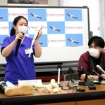 義足プロジェクトについて語る川上紀子さん（左）と松本令以獣医師＝豊岡市祥雲寺
