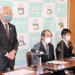 本庁舎でのクラスター発生を受けて会見する養父市の広瀬栄市長ら（左）＝養父市役所