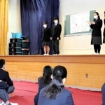 班に分かれて兵庫の課題や将来像について発表する三田祥雲館高の生徒たち＝ハチ高原