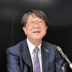 豊岡市長を担ってきた２０年間を振り返る中貝宗治氏＝豊岡市役所
