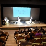 公開討論会で意見を戦わせる関貫久仁郎氏（右）と中貝宗治氏＝豊岡市大手町、豊岡市民プラザ