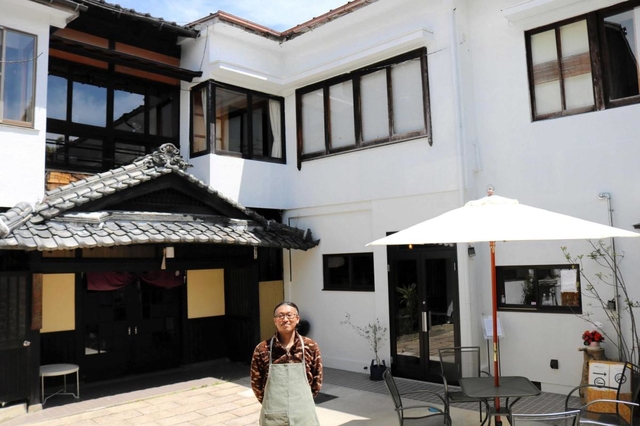 「とゞ兵」の再生事業を手掛ける小山俊和さん＝豊岡市中央町