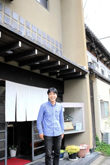 「学生たちが気軽に集える場をつくりたい」と意気込む細間章司さん＝豊岡市中央町