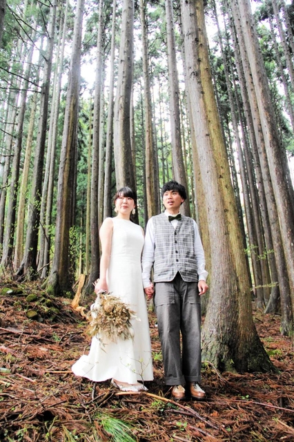 キャンプ場近くの森の中で「フォトウエディング」に臨んだ渡部悠介さん（右）と寺岡美加さん＝香美町村岡区大笹