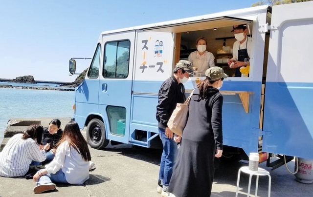 心地よい波音と抜群の景色が味を引き立たせる諸寄塩谷海水浴場＝新温泉町諸寄
