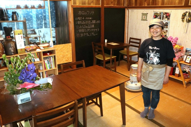 自宅を改装してカフェ「そらしーど」を開業させた地域おこし協力隊員の西村知亜さん＝朝来市生野町