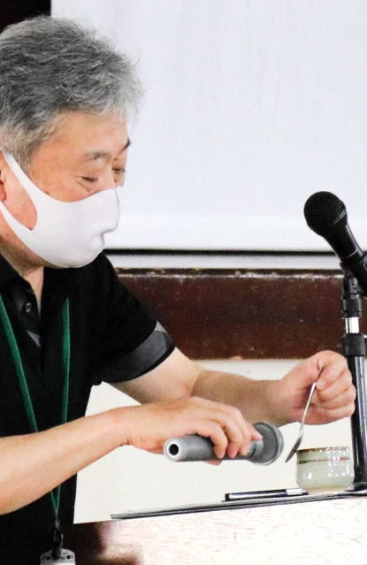 陶器と磁器の違いを説明する虹洋陶苑の山本和則さん＝出石高校