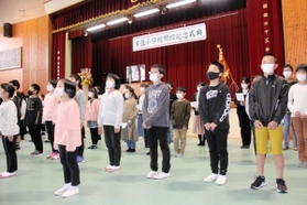 奈佐小の閉校記念式典で「ふるさと」を熱唱する元在校生たち＝豊岡市吉井