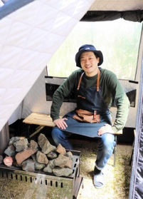 学生ら向けにテントサウナ体験を半額で提供する飯田勇太郎さん＝豊岡市日高町名色