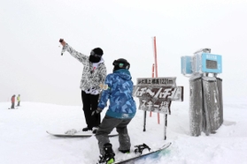 鉢伏山の頂上付近で記念撮影するスノーボーダーたち＝１月