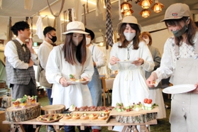 彩り豊かなキャンプ風のビュッフェ料理＝香美町村岡区大笹
