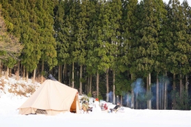 雪中キャンプを楽しむ客たち