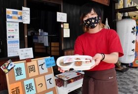 応援弁当を販売する「ビリケンＴｏレジェンド」＝豊岡市中央町