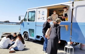 心地よい波音と抜群の景色が味を引き立たせる諸寄塩谷海水浴場＝新温泉町諸寄