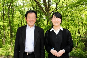 「むらおか振興公社」社長の田丸明人さん（左）と井上鈴奈さん＝たじま高原植物園