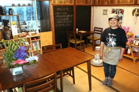 自宅を改装してカフェ「そらしーど」を開業させた地域おこし協力隊員の西村知亜さん＝朝来市生野町